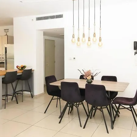 Spacious 2Br Apartment With Private Balcony, Free Parking Jerusalem Exterior photo