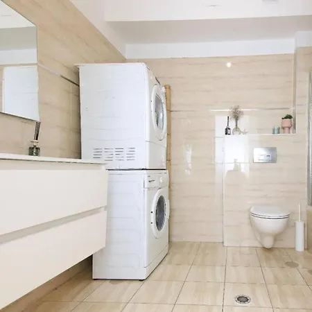 Spacious 2Br Apartment With Private Balcony, Free Parking Jerusalem Exterior photo