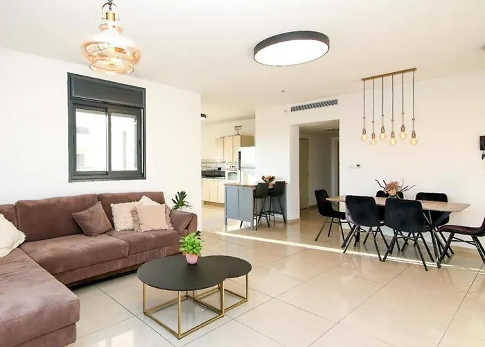 Spacious 2Br Apartment With Private Balcony, Free Parking