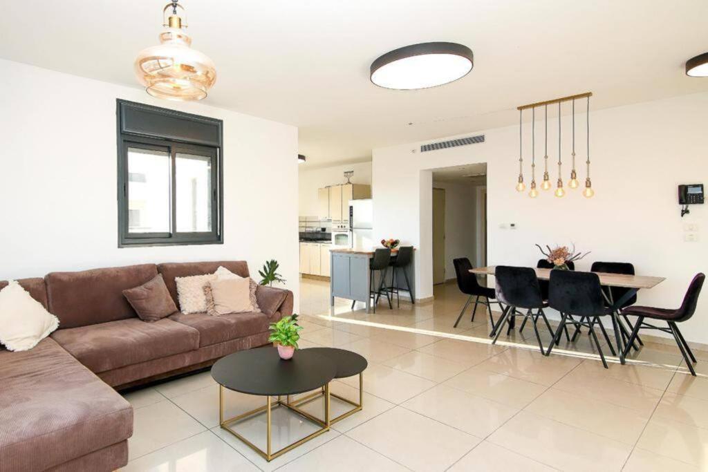 Spacious 2br With Private Balcony, Free Parking * Gerusalemme
