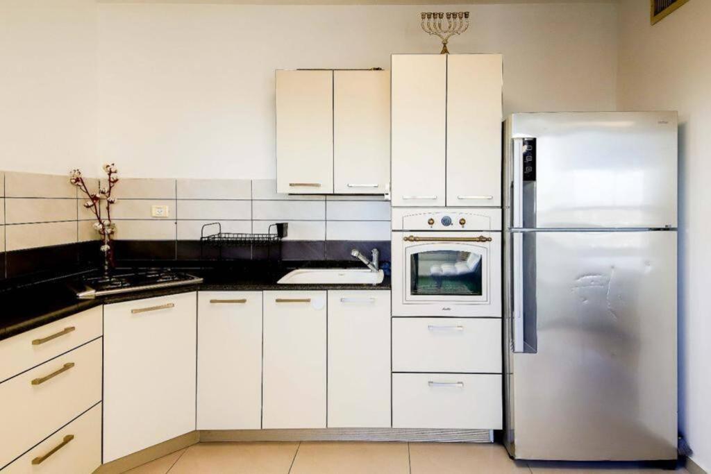 Spacious 2br With Private Balcony, Free Parking Gerusalemme