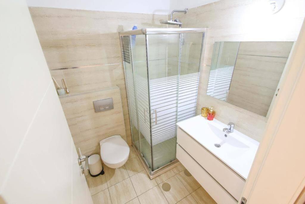 Appartamento Spacious 2br With Private Balcony, Free Parking