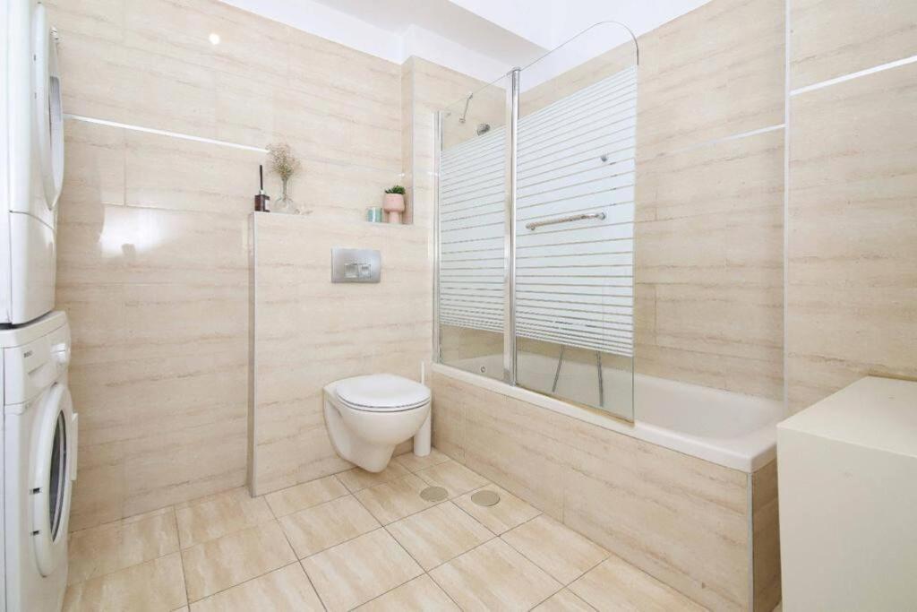 Spacious 2br With Private Balcony, Free Parking * Gerusalemme